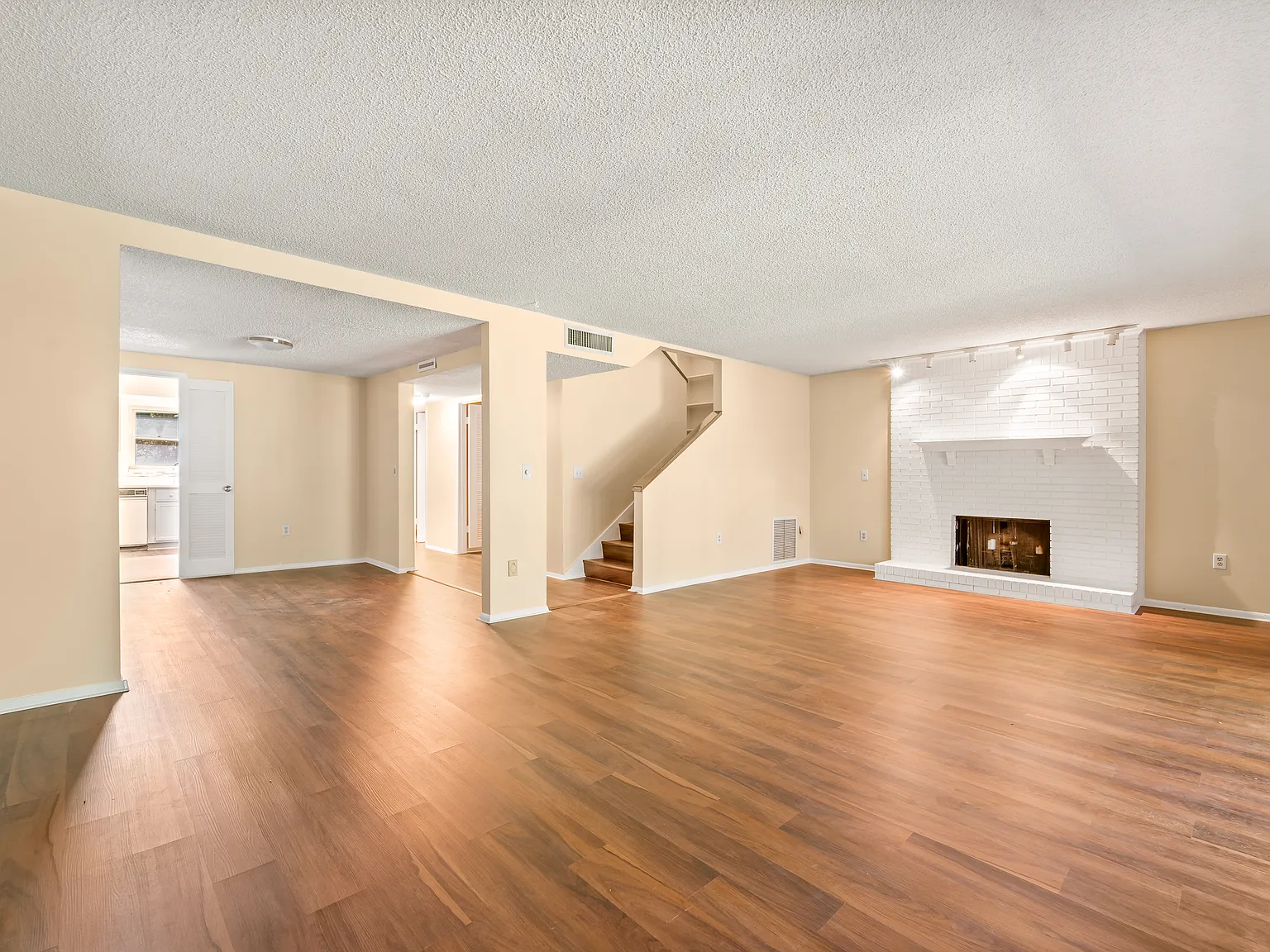 331 Greencastle Dr — Photo 4