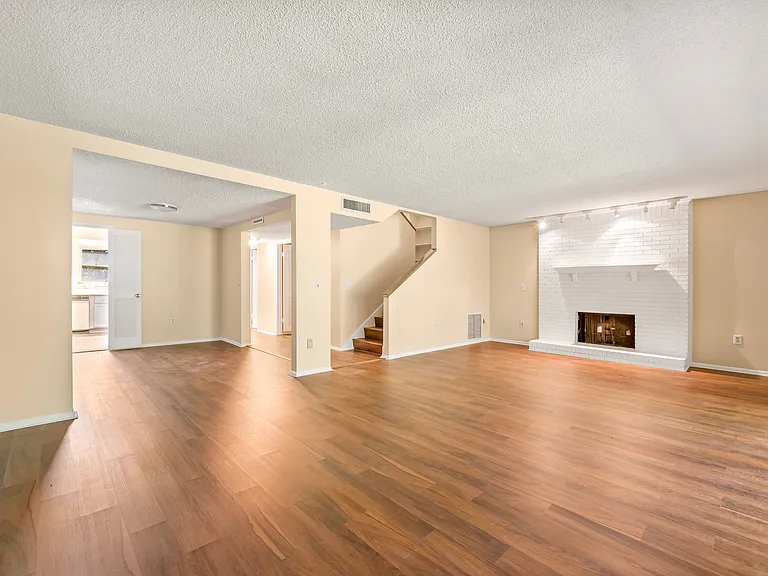 331 Greencastle Dr — Photo 4