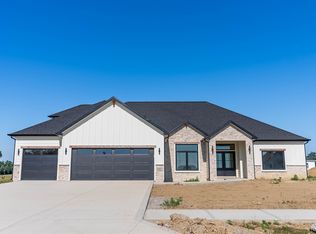 2217 Golfview Dr, Auburn, IN 46706