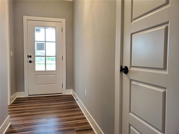 3rd image of 720 SE Juniper Dr
