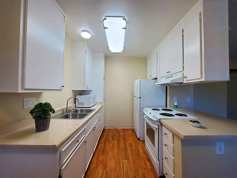Parklane Apartments — Photo 52