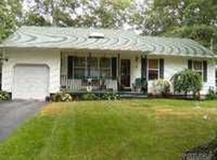 18 Penny Dr, Calverton, NY 11933