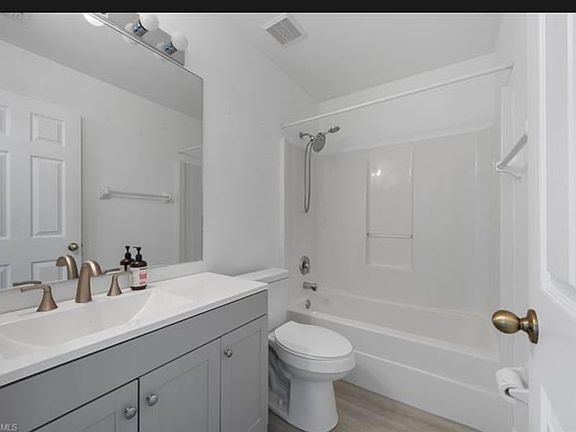 5th image of 4013 NE 10th Pl
