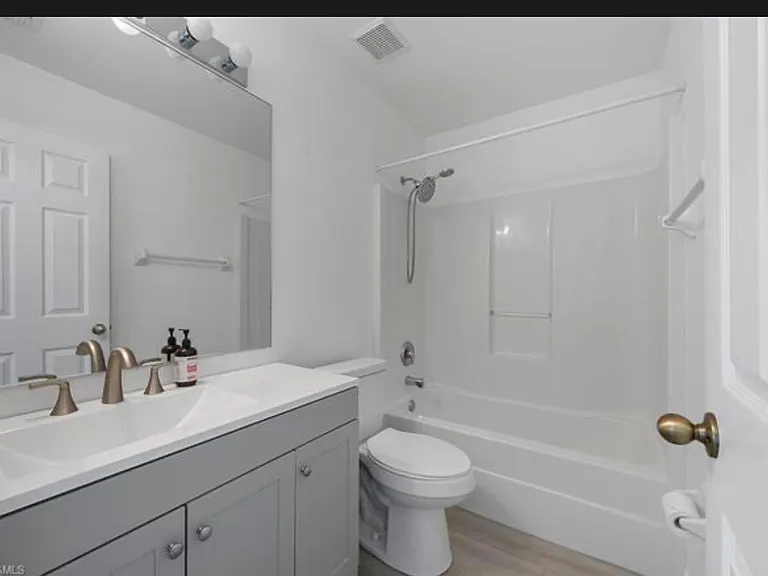 4013 NE 10th Pl — Photo 5