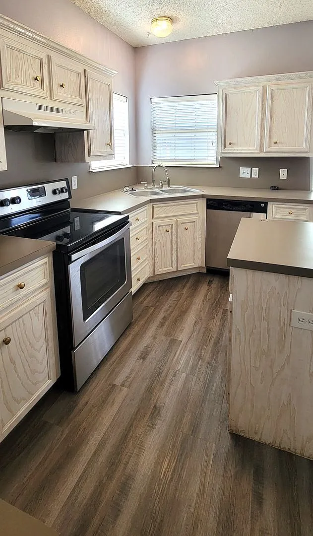 Spacious 4/2/2 on a Corner Lot — Photo 4