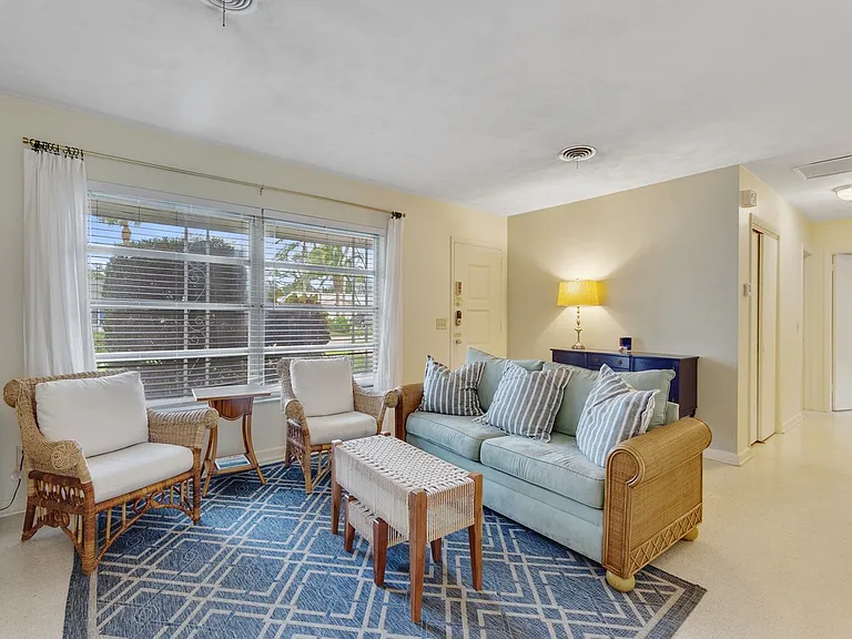 712 Iris Ln — Photo 5