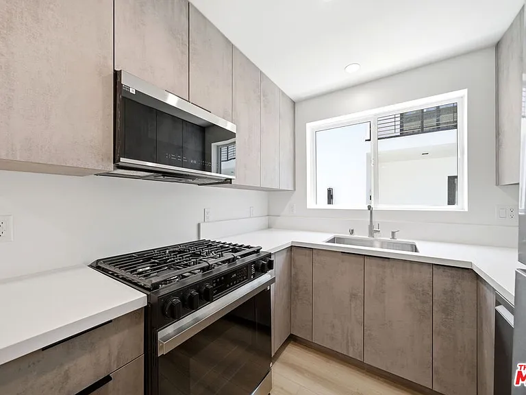 333 6th Ave #A — Photo 4
