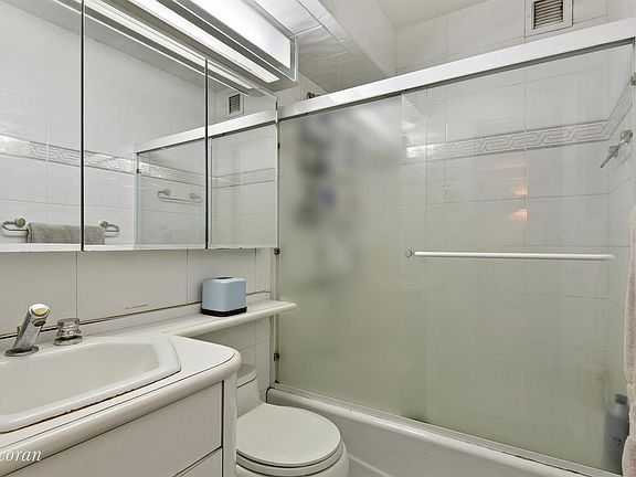 5th image of 211 E 53rd St APT 7C