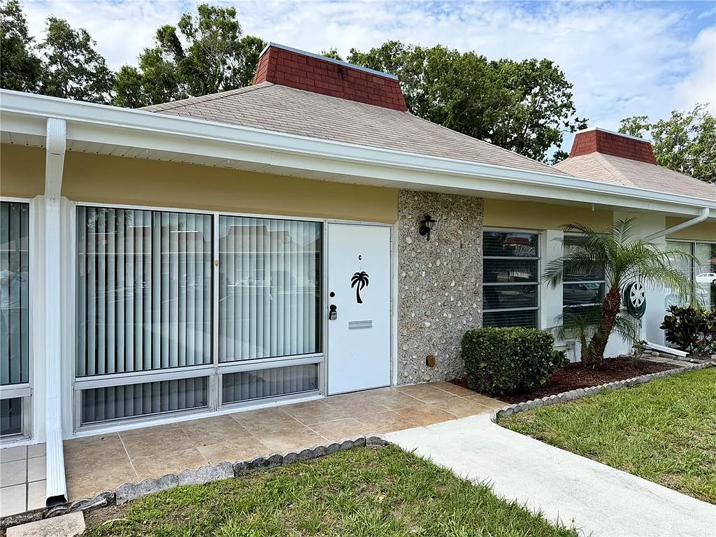 2 bed, 1.5 bath, 825 sqft, $1,200 — Photo 2