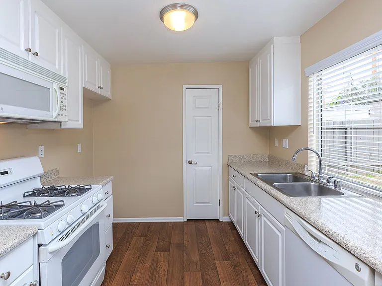 Meadowood Place Apartment Homes — Photo 32