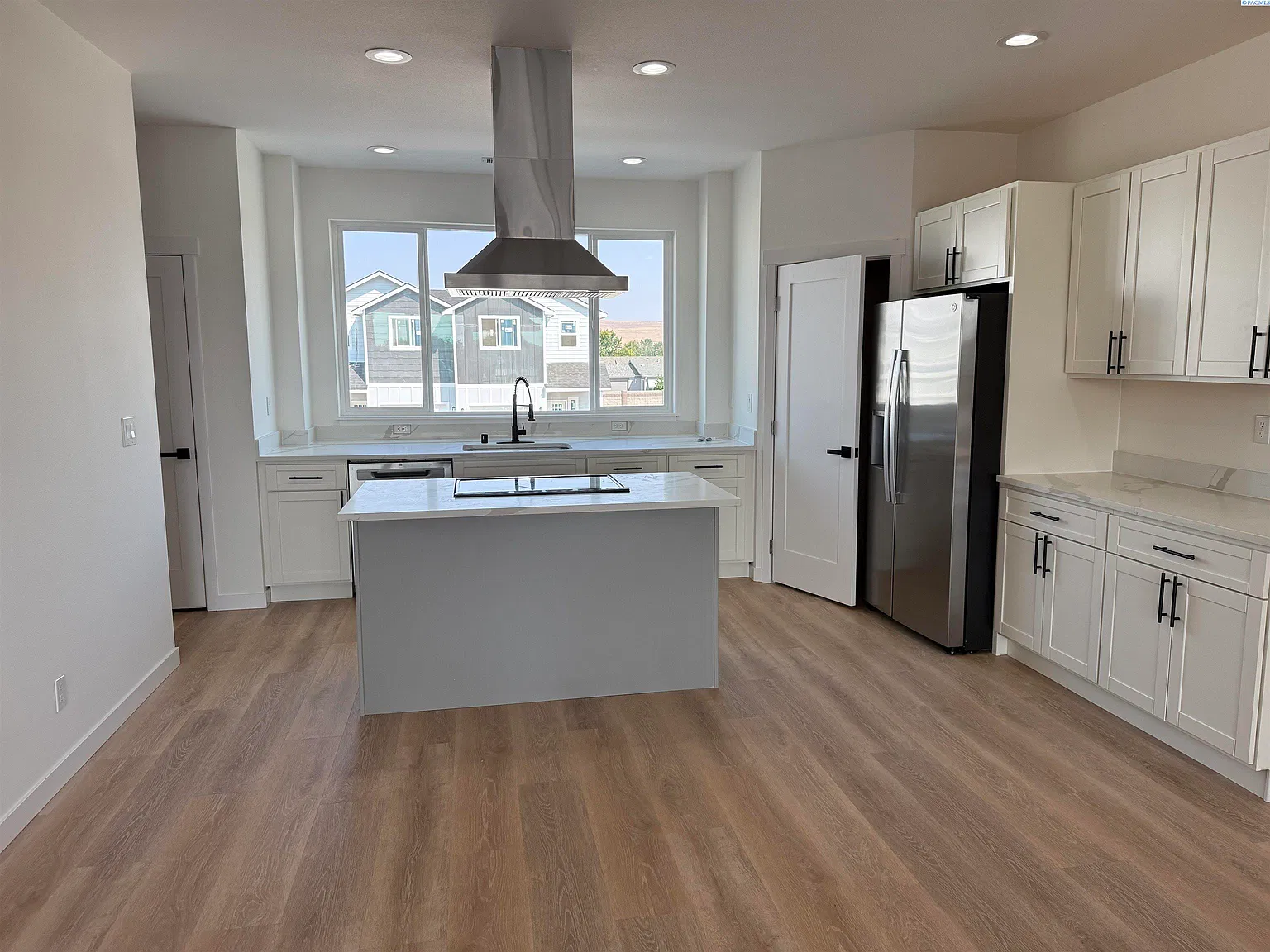 4 bed, 3.5 bath, 1898 sqft, $2,100 — Photo 2