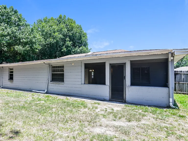 724 Iowa Woods Cir E — Photo 16