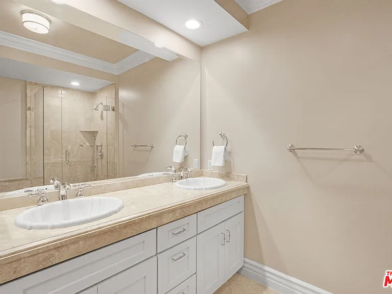 850 N Croft Ave #203 — Photo 20