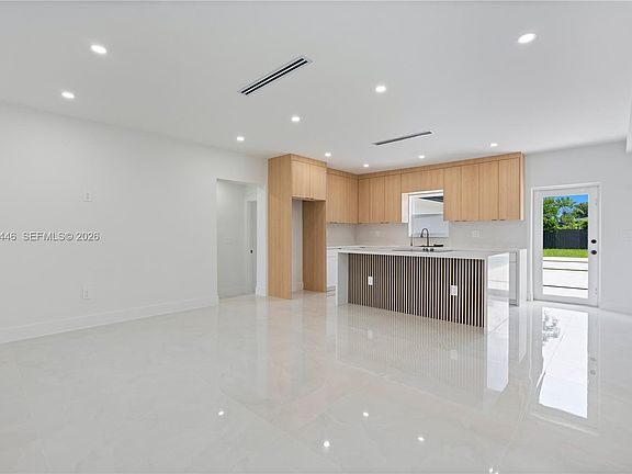 4th image of 35 Allen Rd