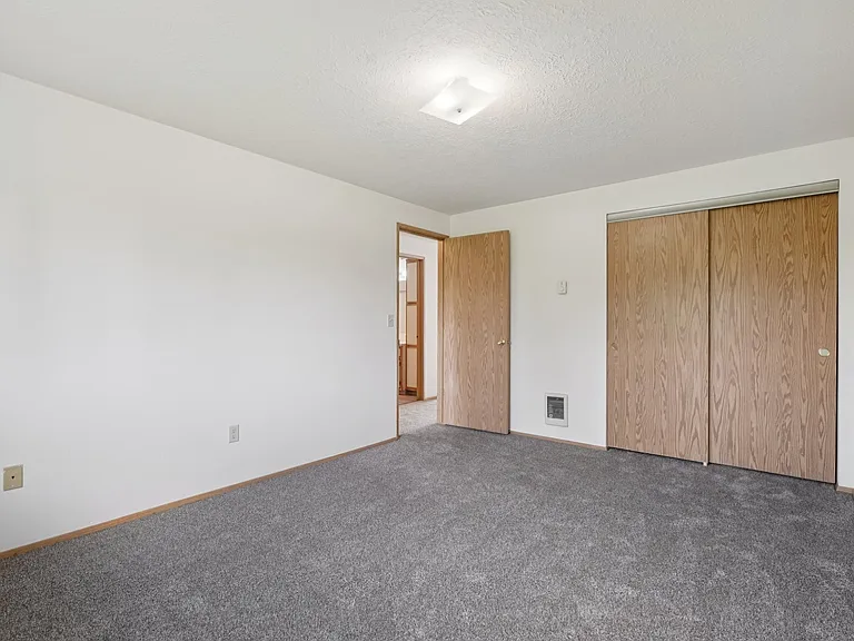 Stonehedge Court Apartments — Photo 36