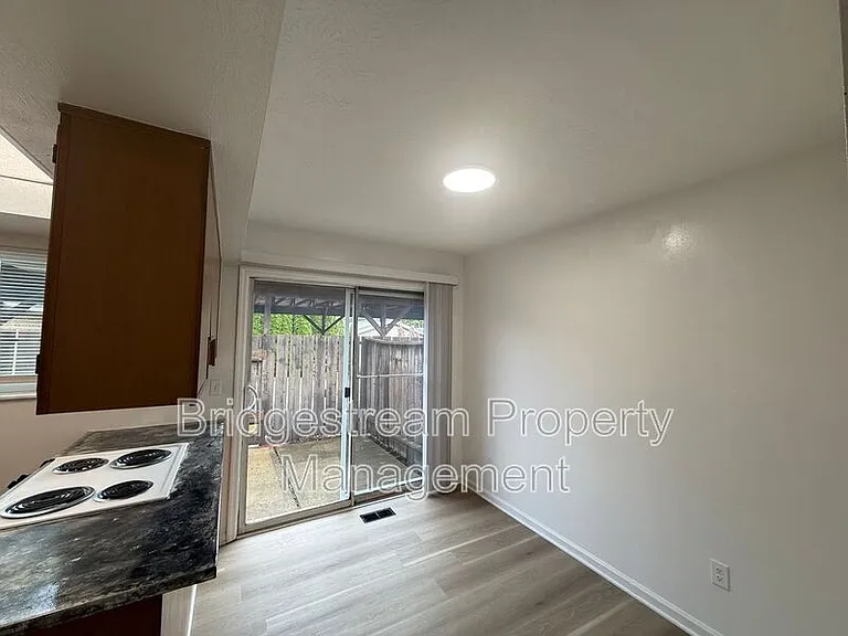 955 Taylorsview Dr — Photo 4