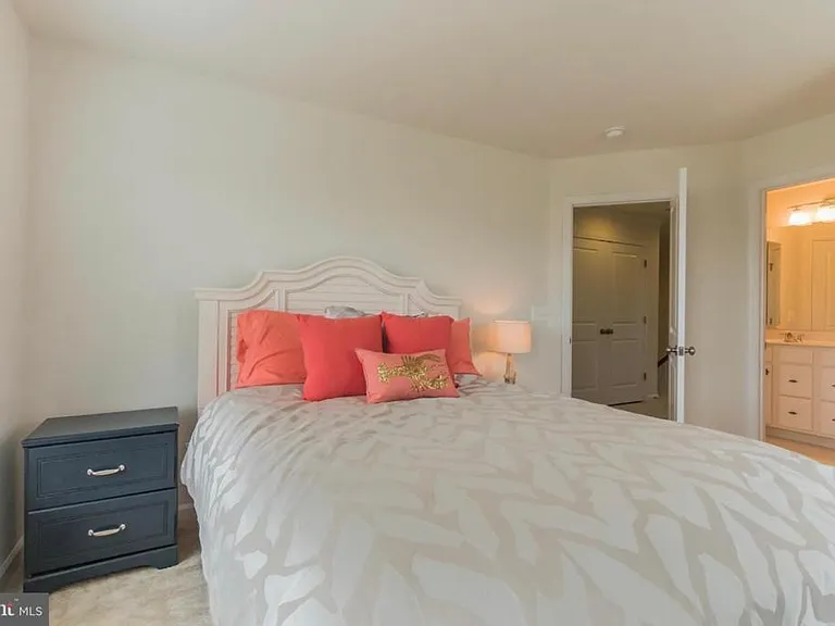 42275 Lancaster Woods Sq — Photo 14