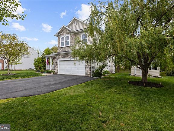 3rd image of 203 Brookfield Dr
