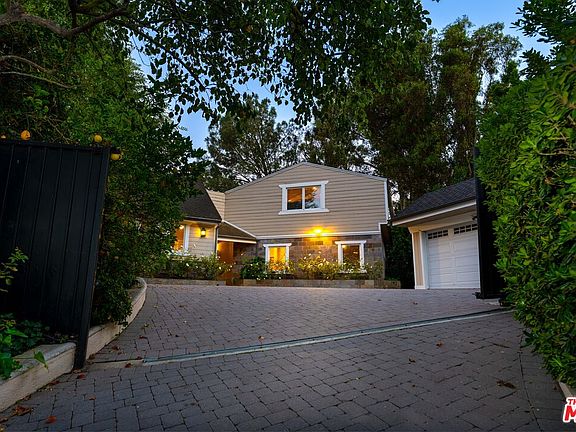3rd image of 12750 Mulholland Dr