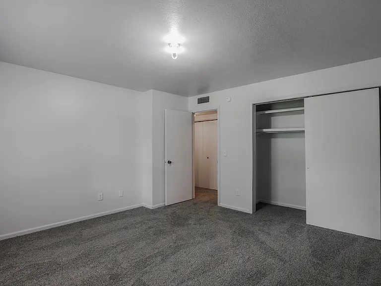 Tippecanoe Drive Apartments — Photo 12