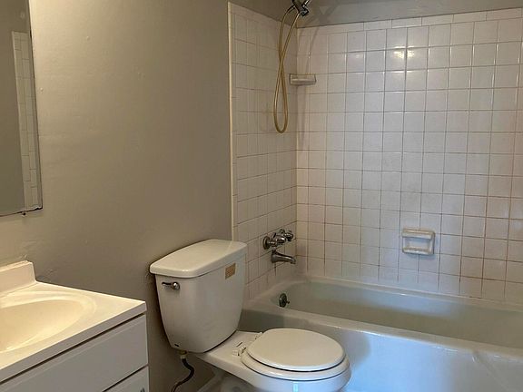 5th image of 423 Janette Ave SW #6