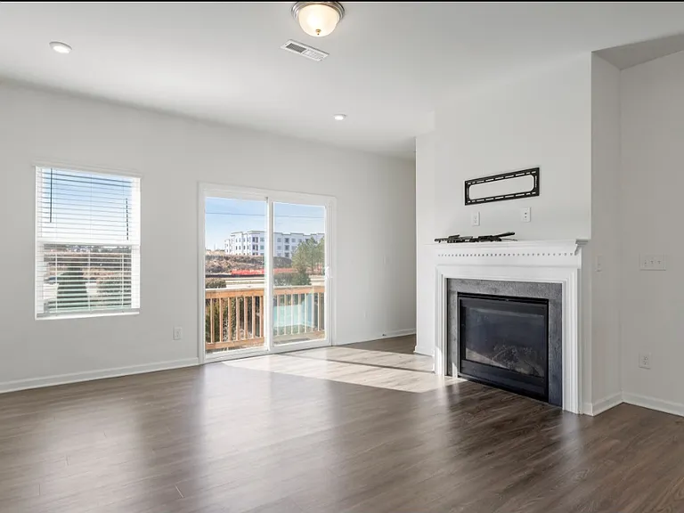 1018 Salt Glaze Ln — Photo 4