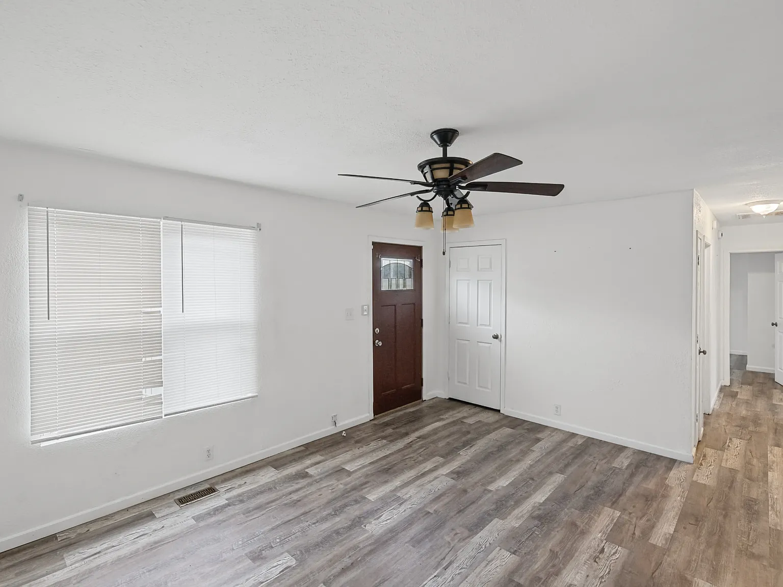 3 bed, 900 sqft, $1,500 — Photo 2