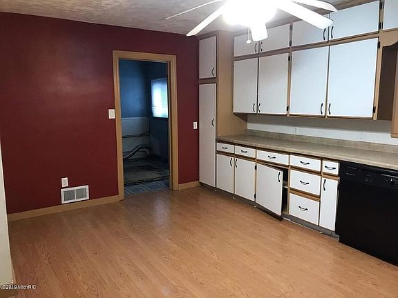 3rd image of 120 Clayton Ave