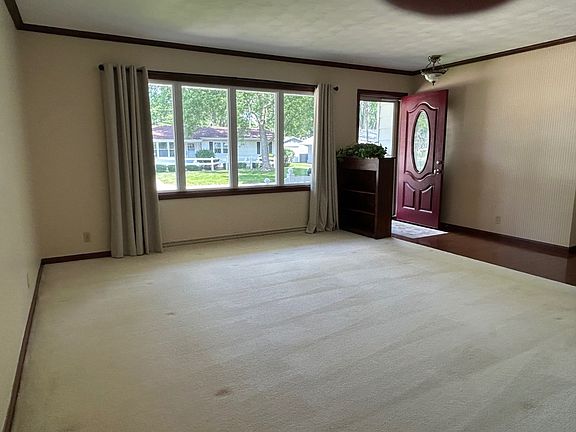 5th image of 323 Orchard Ln