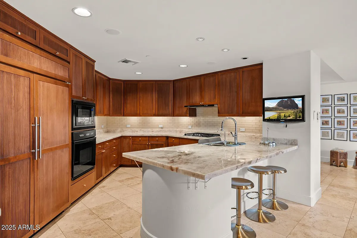 Building Photo - 2402 E Esplanade Ln #204