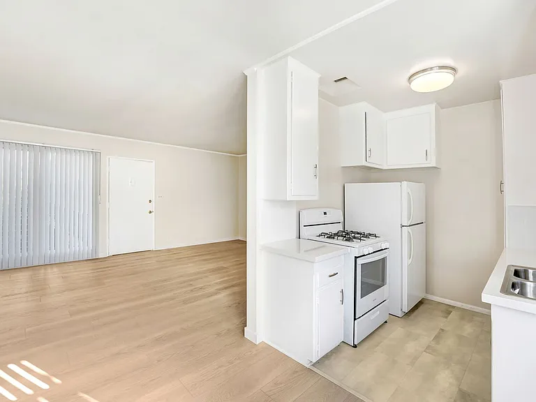 500 California Ave, North of Wilshire in Santa Monica. 5 blocks to the beach — Photo 17