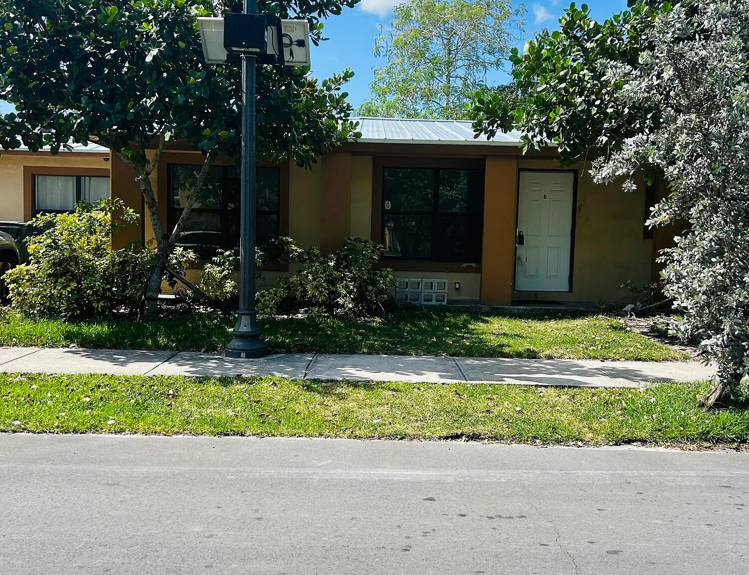 3 bed, 2.0 bath, 2368 sqft, $2,100 — Photo 2