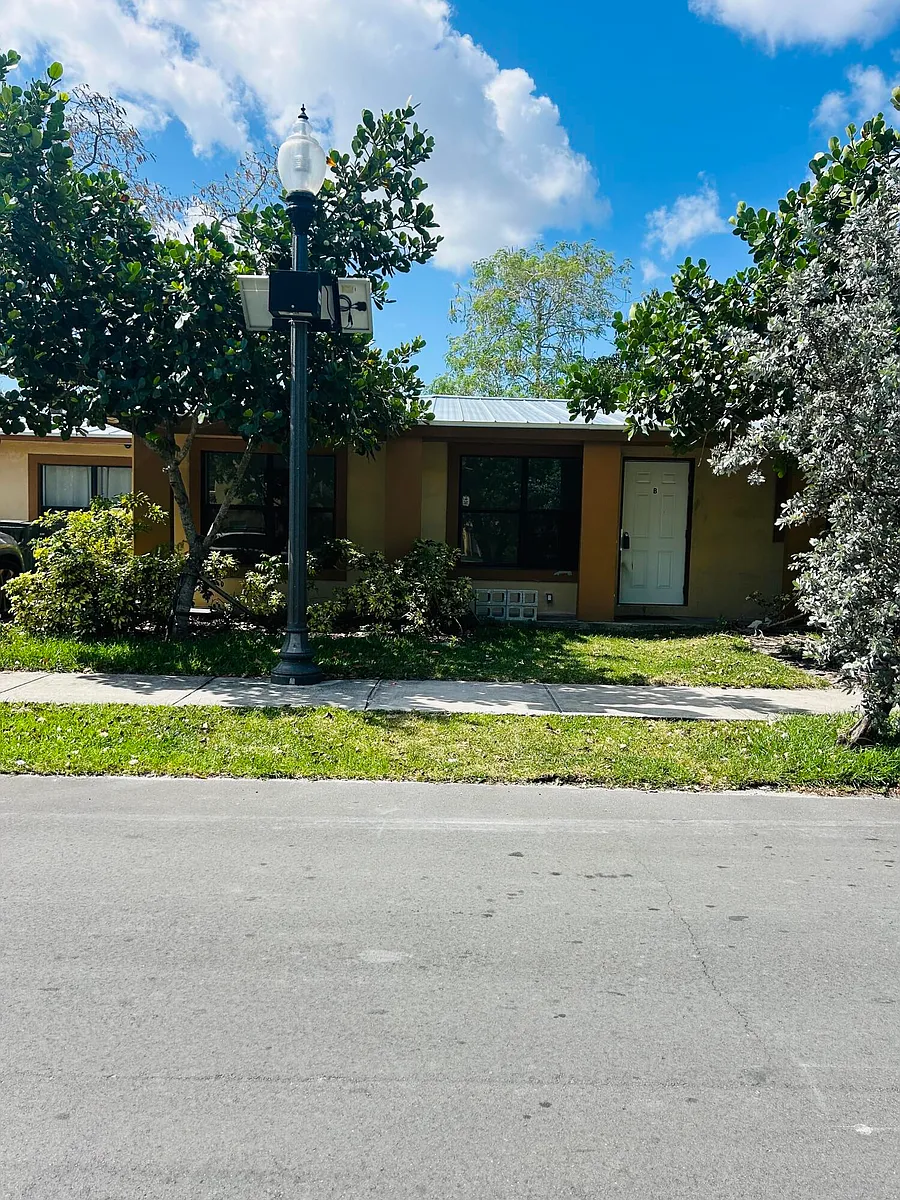 Building Photo - 844 NW 3rd Ave #B