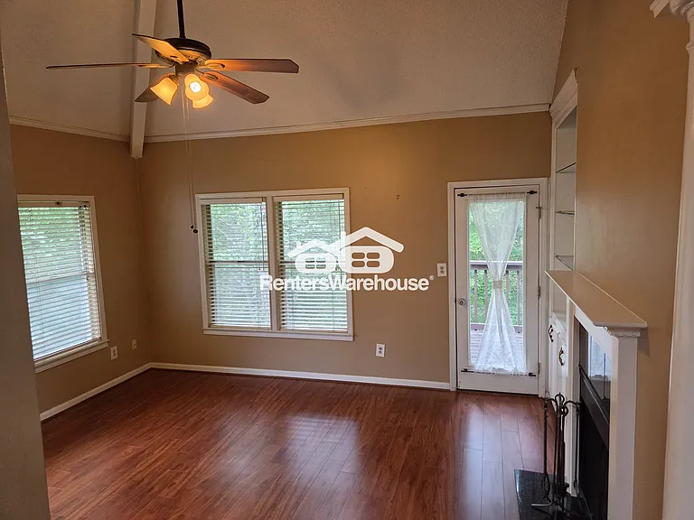 203 Ivy Green Ln — Photo 6