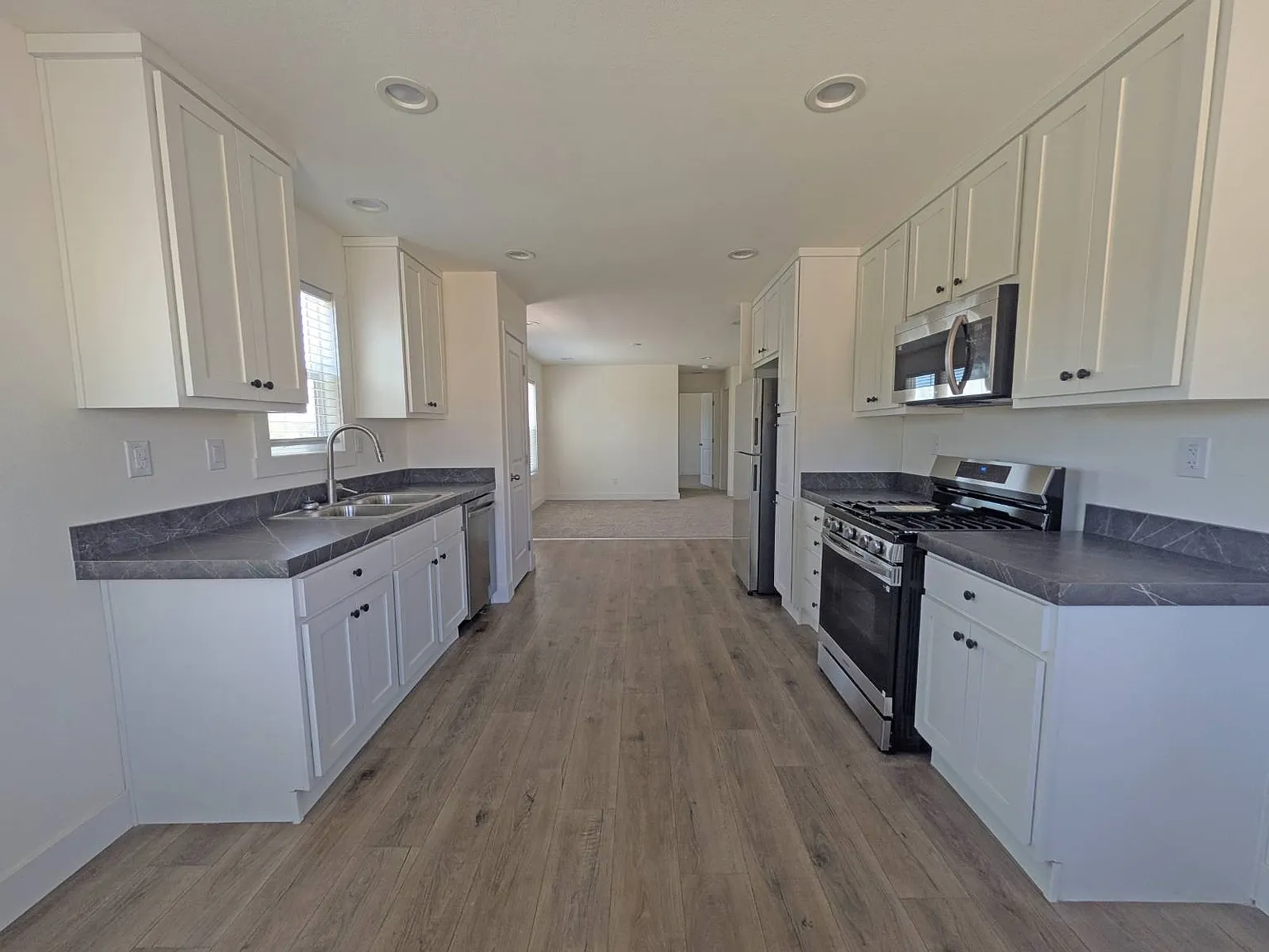 3 bed, 2.0 bath, 1070 sqft, $1,795 — Photo 4