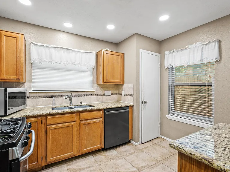 3877 Pecan Cir — Photo 10
