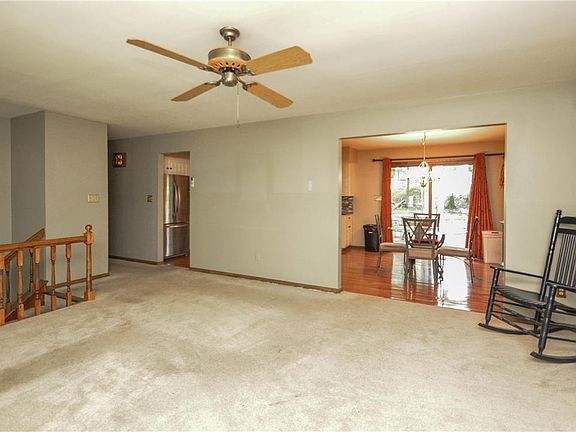 5th image of 727 White Oaks Manor Dr