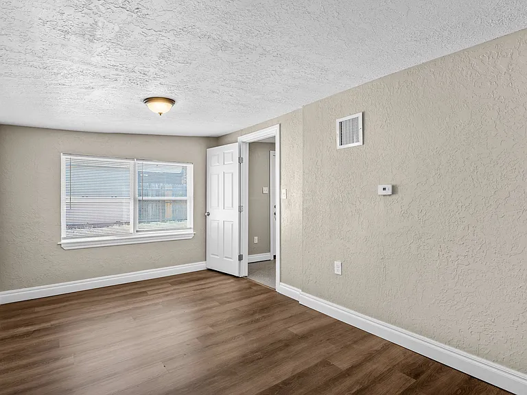 1805 NW Dearborn Ave — Photo 16