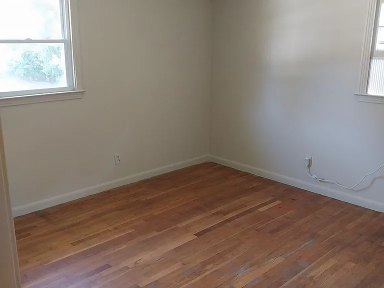 560 Owens Dr — Photo 3
