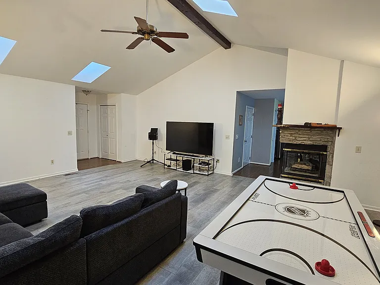 18 Fire Lake Dr — Photo 3