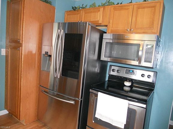 3rd image of 679 E 305th St