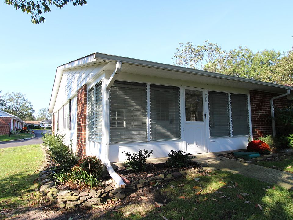 1st image of 827A Balmoral Ct