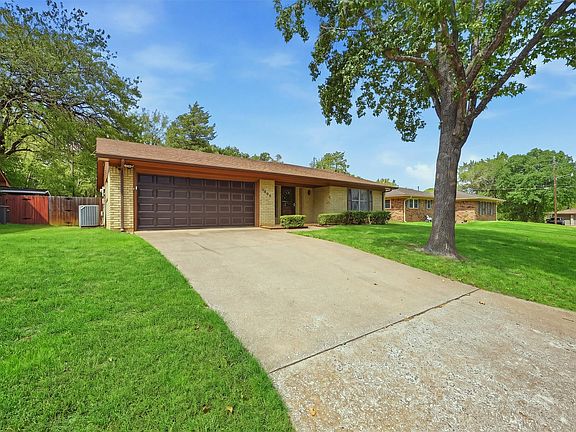 3rd image of 2403 Caprice Ave