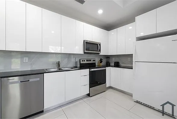 674 Windermere Dr — Photo 8