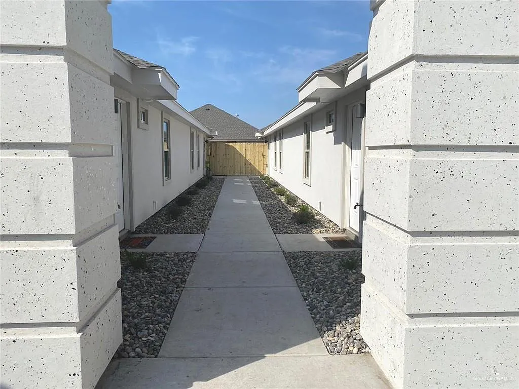 3 bed, 2.0 bath, 987 sqft, $1,100 — Photo 3