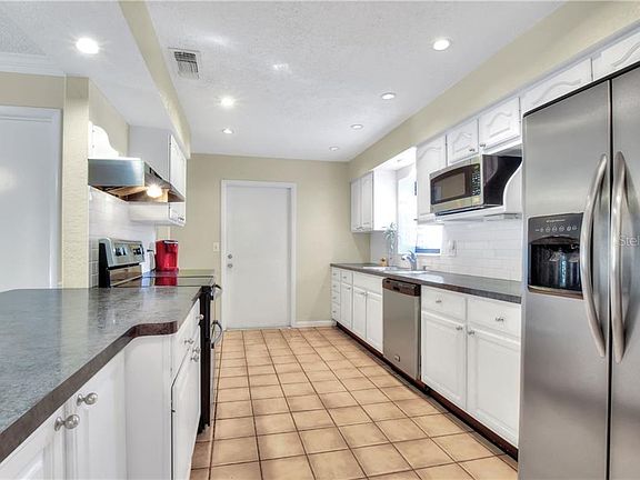 4th image of 216 SE Escambia Dr