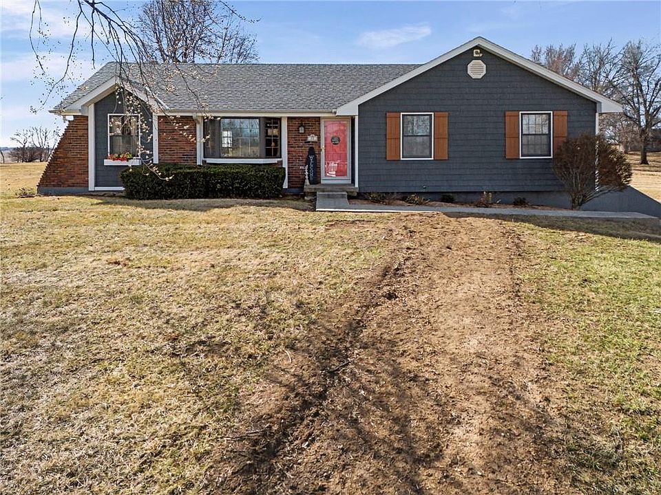 1st image of 15 Lakevue Dr