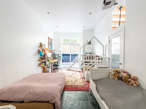 675 Sackett Street image 12 of 16