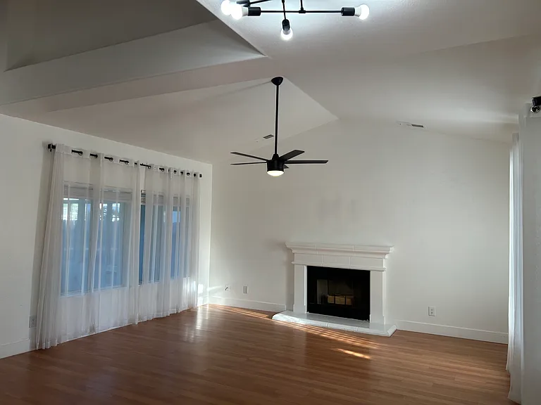 107 N Helm Ave — Photo 10