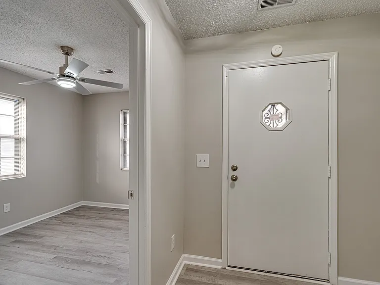 906 Hawthorne Ct — Photo 21